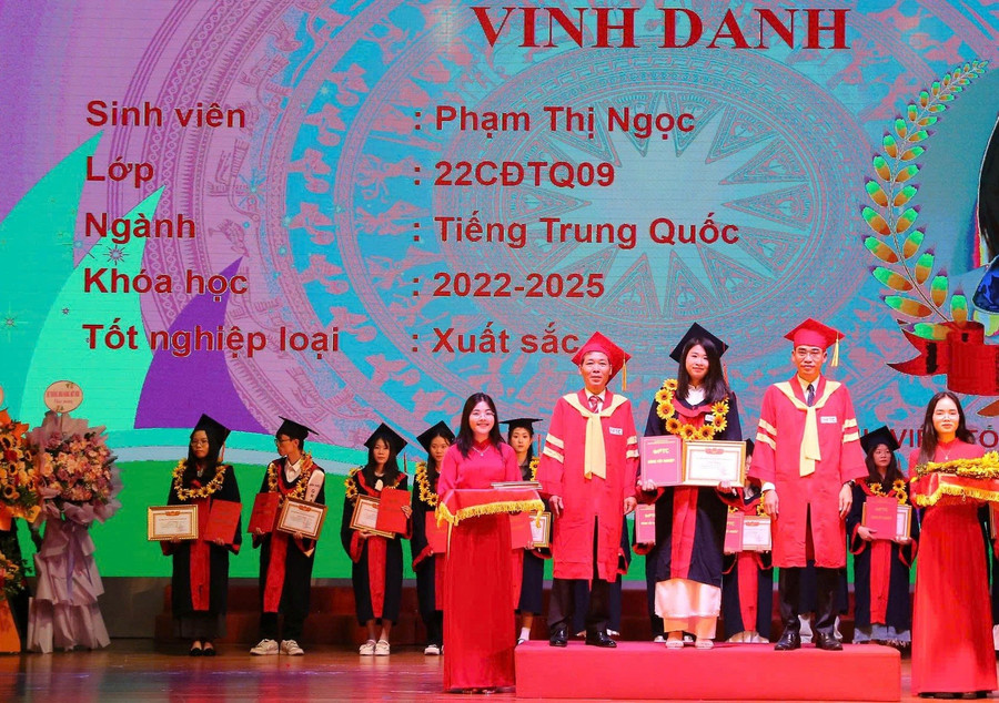 PGS.TS Bùi Văn Quân (bên trái ảnh) - Hiệu trưởng FTC và ThS Nguyễn Cao Đằng - Phó Hiệu trưởng FTC trao bằng và khen thưởng sinh viên xuất sắc. 