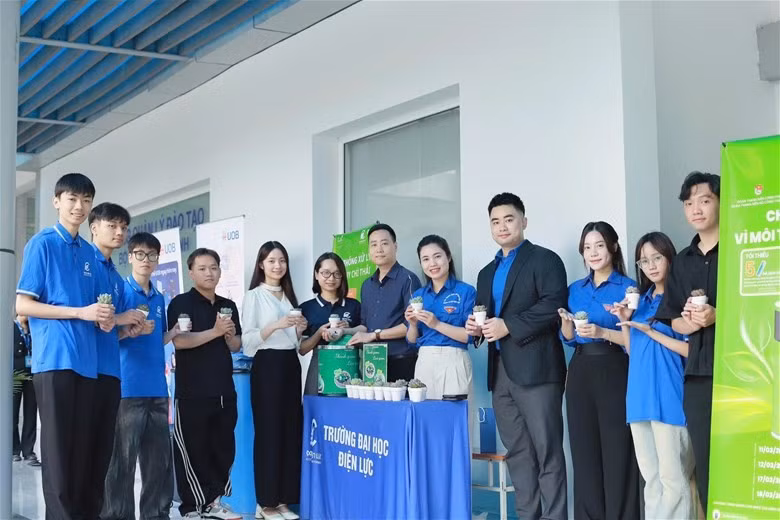 Hoạt động “Đổi pin cũ – Nhận cây xanh” thu hút đông đảo cán bộ, giảng viên tham gia.