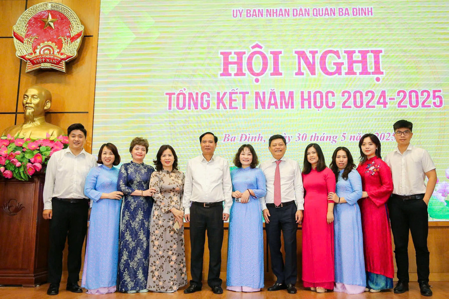 Lãnh đạo quận Ba Đình chúc mừng cán bộ quản lý, chuyên viên Phòng GD&ĐT. d-8.jpg
