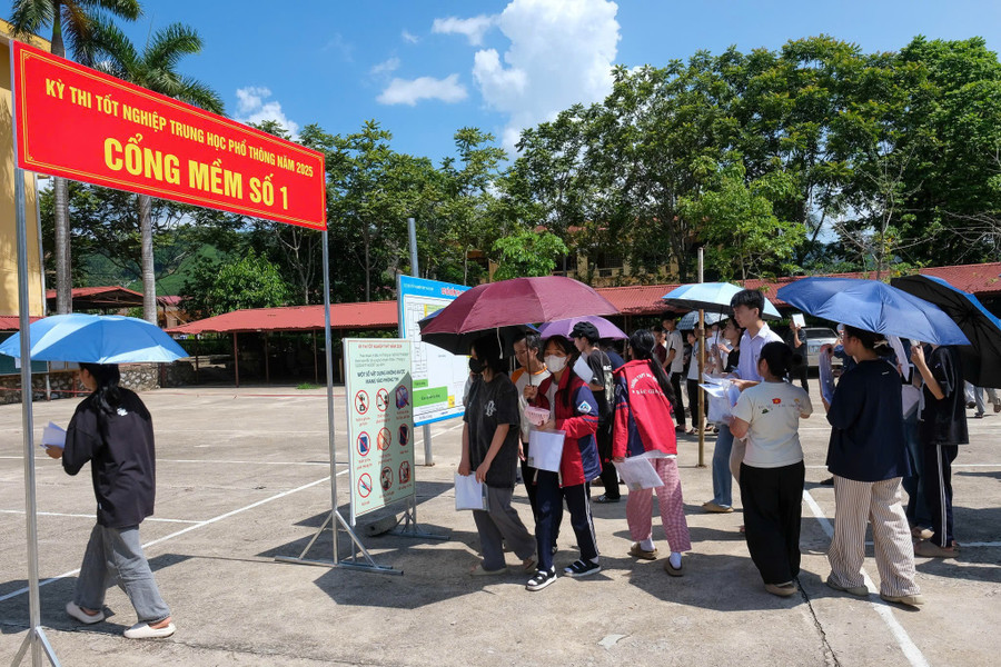 Thí sinh dự thi tại điểm thi Trường THPT Sơn Động số 2. z6740941018906-63f5a7e4561c889cf2c8f672b3211ca0.jpg