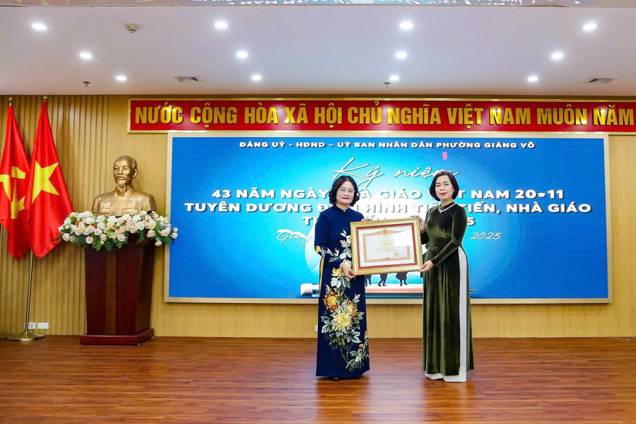 Thừa ủy quyền, Phó Bí thư thường trực Đảng ủy phường Giảng Võ Nguyễn Quế Anh trao Bằng khen của Thủ tướng Chính phủ cho nhà giáo Tô Thị Hải Yến.