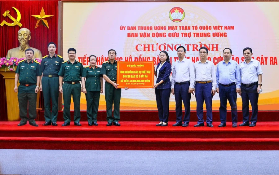 Đại tá Vũ Thị Hải Phượng, Phó Chủ tịch Hội đồng quản trị Ngân hàng TMCP Quân đội (MB) (thứ tư từ trái qua) đại diện MB cùng Bộ Quốc phòng trao số tiền ủng hộ.