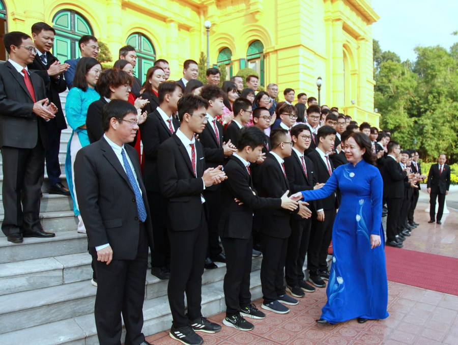 Phó Chủ tịch nước Võ Thị Ánh Xuân gặp mặt học sinh đoạt giải Olympic và KHKT quốc tế năm 2024 (Ảnh Tư liệu).