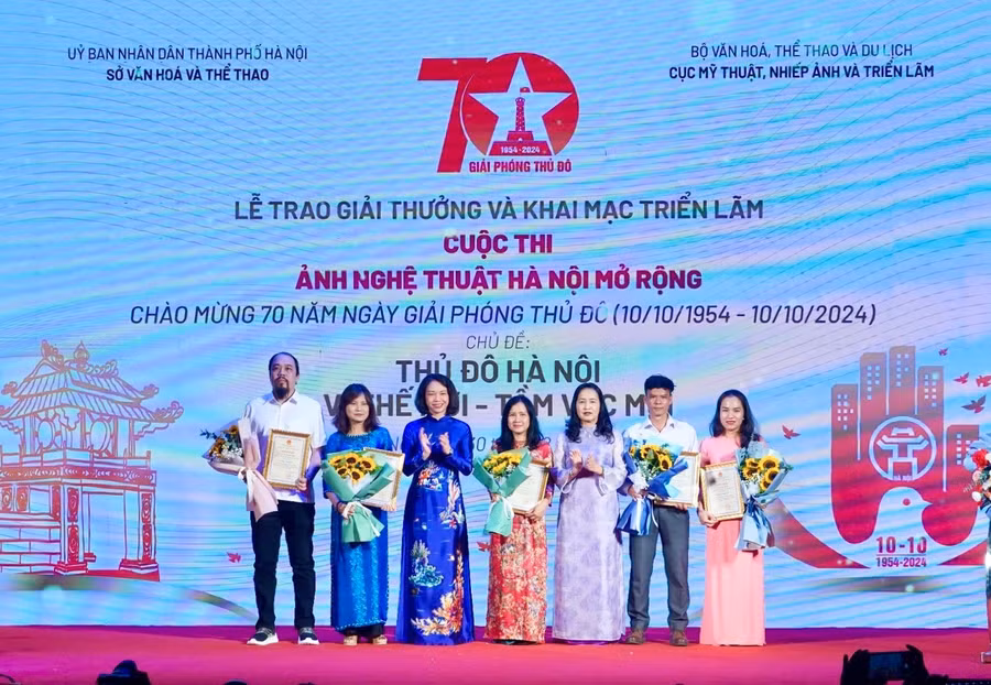 Trao giải Nhất cho các tác giả có tác phẩm xuất sắc.