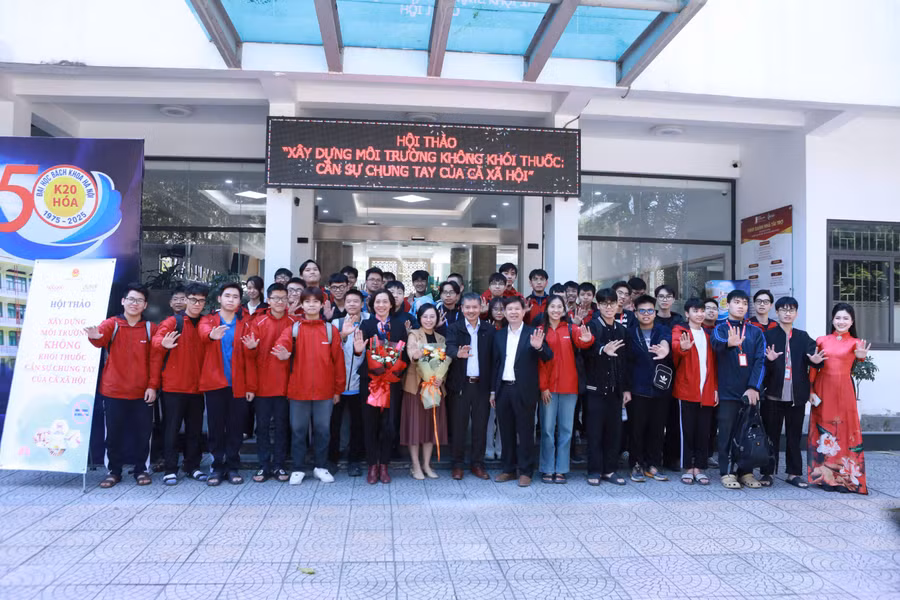 Đại biểu cùng một số sinh viên chụp ảnh lưu niệm tại Hội thảo.