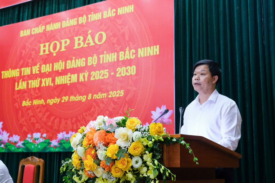 Ông Nguyễn Quang Đông - Phó Giám đốc Sở Nội vụ tỉnh Bắc Ninh thông tin về công tác thi đua tại họp báo. z6957545814012-7a0c04bcaa49003817b5465f3af54eb1.jpg
