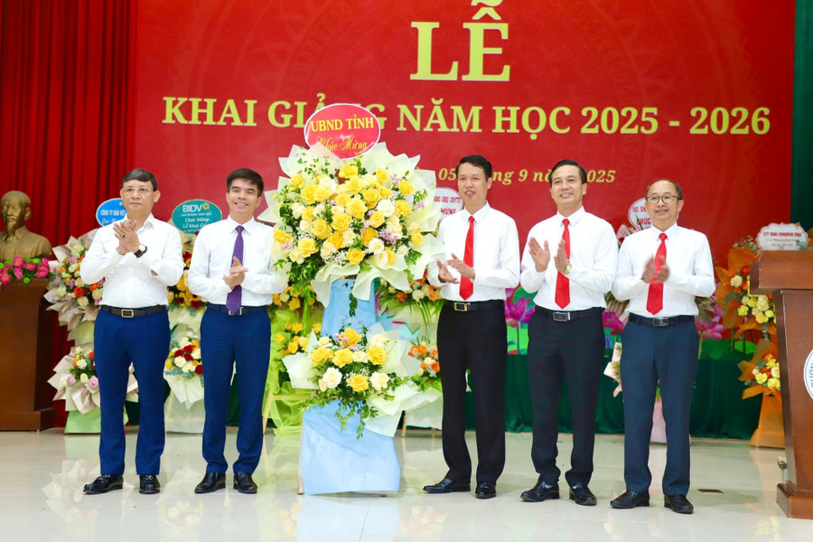 Đại diện UBND tỉnh Bắc Ninh chúc mừng thầy trò nhà trường.