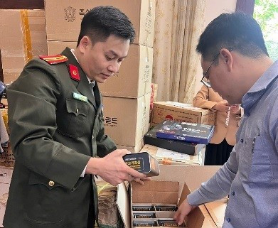 Lực lượng chức năng kiểm tra kho hàng của công ty.