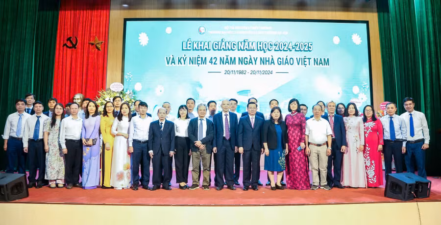 Thứ trưởng Bộ Tài nguyên và Môi trường Nguyễn Thị Phương Hoa chúc mừng thầy trò Nhà trường.