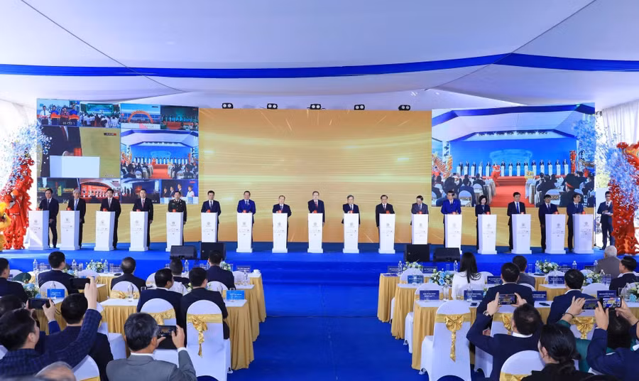 Các đại biểu thực hiện nghi thức khởi công Trục Đại lộ cảnh quan sông Hồng.