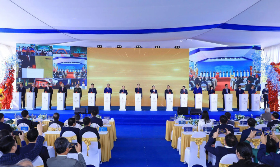 Các đại biểu thực hiện nghi thức khởi công Trục Đại lộ cảnh quan sông Hồng.