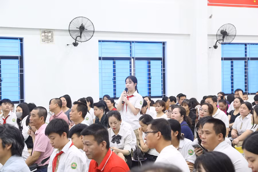 Học sinh Trường THCS Láng Thượng đặt câu hỏi tại ngày hội tư vấn tuyển sinh.