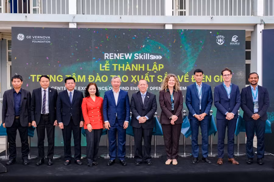 Các đại biểu thực hiện nghi lễ cắt băng khánh thành.