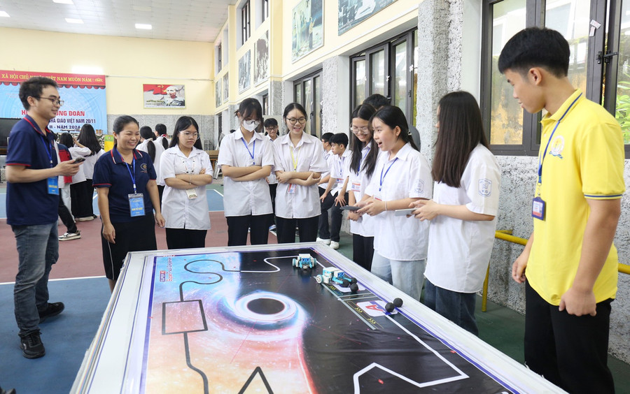 Học sinh hào hứng tham gia trải nghiệm vận hành robot tại ngày hội tại Trường THPT Ngô Sĩ Liên. 31-10-6.png