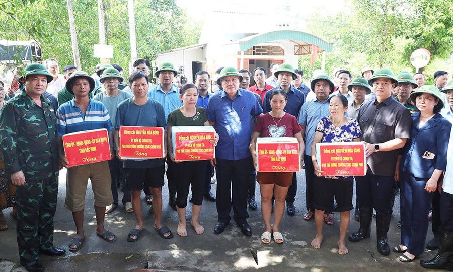Phó Thủ tướng Thường trực Nguyễn Hòa Bình thăm, tặng quà một số hộ dân tại xã Yên Thế. 3-copy-1.jpg