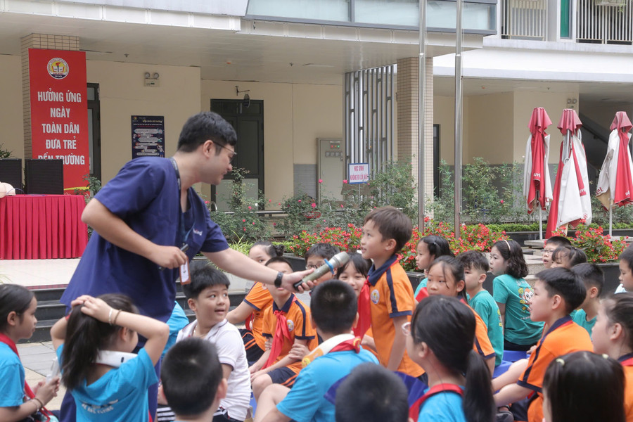 Học sinh giao lưu với chuyên gia về công tác phòng tránh tai nạn thương tích. kd-1.jpg