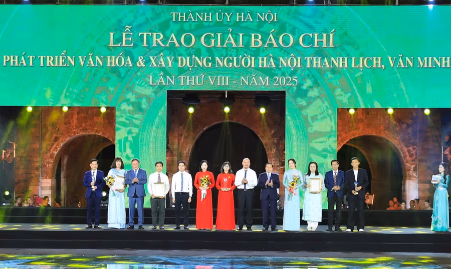 Trao giải A cho các tác giả, nhóm tác giả đoạt giải. Ảnh: QT.