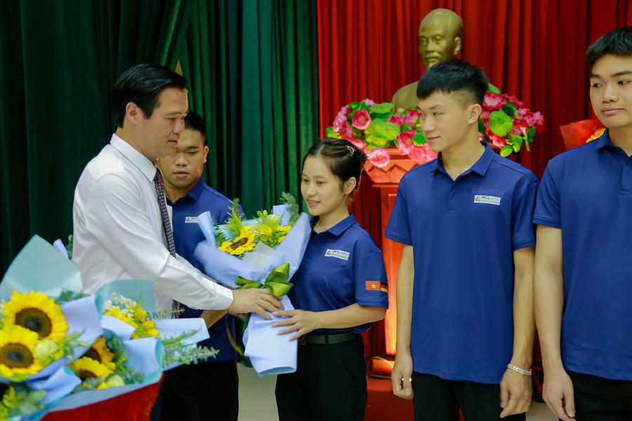 Phó Chủ tịch UBND tỉnh Bắc Ninh Lê Xuân Lợi trao Quyết định kết nạp Đảng cho các đảng viên. 503310059-1276675461128502-960285872410397848-n.jpg