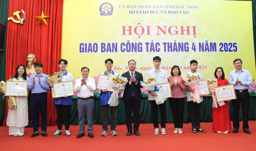 Giám đốc Sở GD&ĐT Bắc Ninh (thứ 6 từ phải sang) cùng lãnh đạo Sở chúc mừng các giáo viên, học sinh xuất sắc.