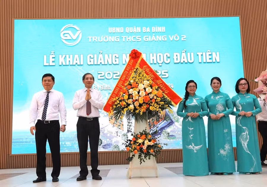 Bí thư Quận ủy Ba Đình - Hoàng Minh Dũng Tiến (thứ 2 từ trái sang) và Chủ tịch UBND quận Ba Đình Tạ Nam Chiến chúc mừng thầy trò Trường THCS Giảng Võ 2.