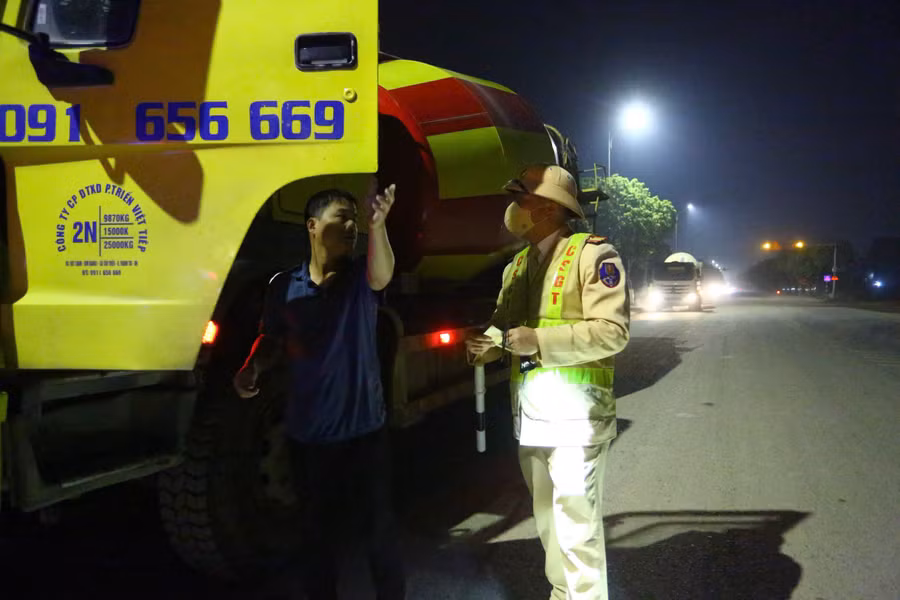 Đội CSGT đường bộ số 9 kiểm soát trên các tuyến giao thông thuộc địa phận xã Ô Diên.