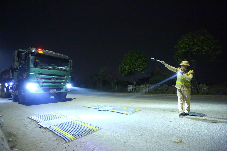 CSGT kiểm tra xử lý vi phạm trọng hoạt động vận tải hàng hoá. z7312832597676-dab1a3c480f010608c854027597678dd.jpg