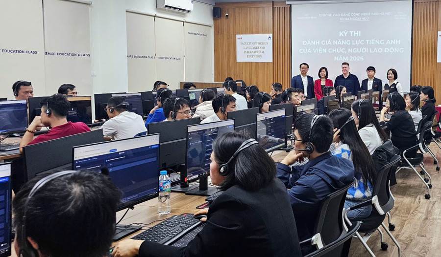 Viên chức, người lao động thực hiện bài thi đánh giá.