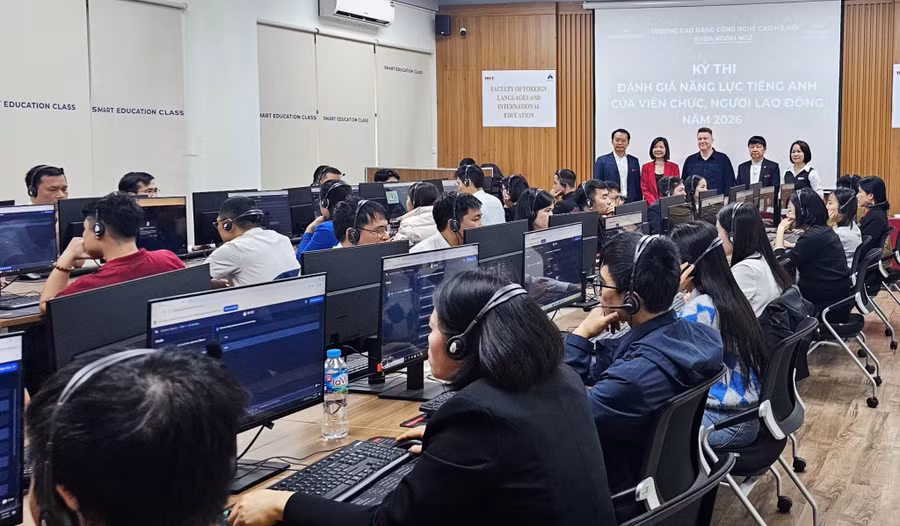 Viên chức, người lao động thực hiện bài thi đánh giá.