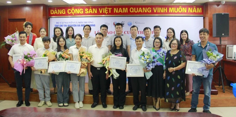 Ban tổ chức Cuộc thi và đại biểu cùng thí sinh đoạt giải.