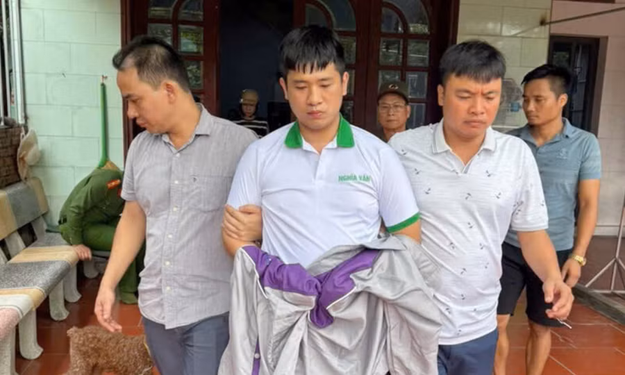 Nguyễn Hoài Nam (giữa) bị bắt giữ.
