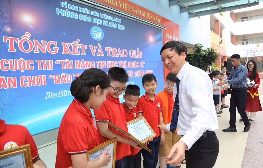 Ông Nguyễn Như Tùng trao giải, chúc mừng các em học sinh.