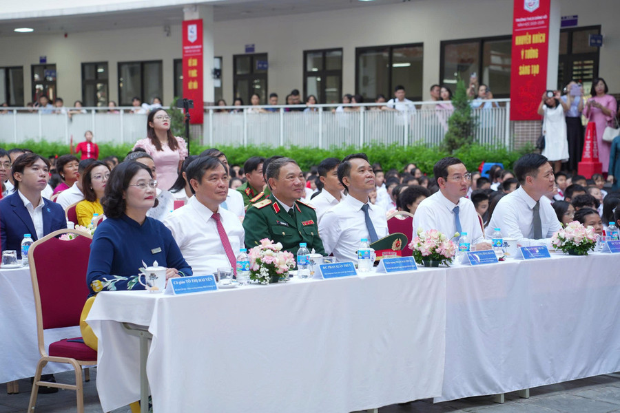 Đại biểu dự lễ khai giảng. z6980173940184-8213dea6e98265088e2ab32831917428.jpg