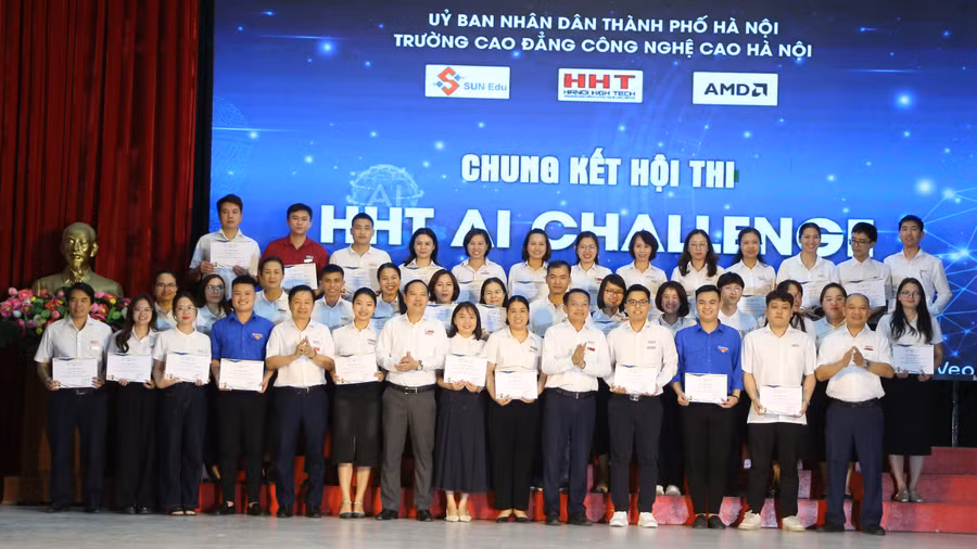 Lãnh đạo HHT chúc mừng các thí sinh tại chung kết cuộc thi.