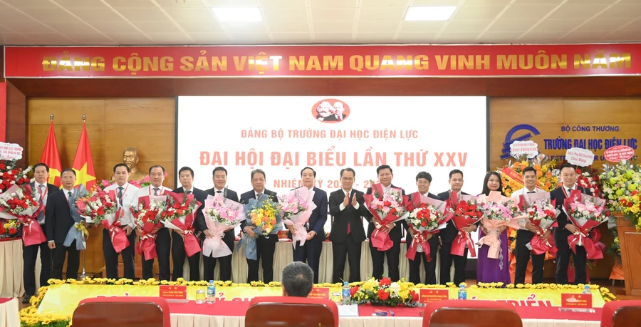 Ra mắt Ban Chấp hành Đảng bộ Trường Đại học Điện lực lần thứ XXV, nhiệm kỳ 2025 - 2030.