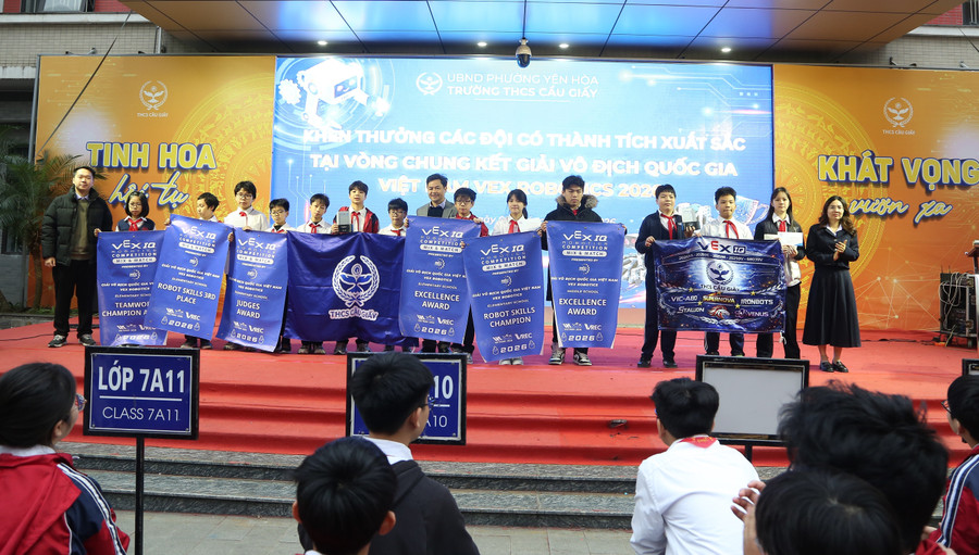 Nhà giáo Lưu Văn Thông cùng đại diện giáo viên phụ trách đội tuyển chúc mừng các em học sinh.