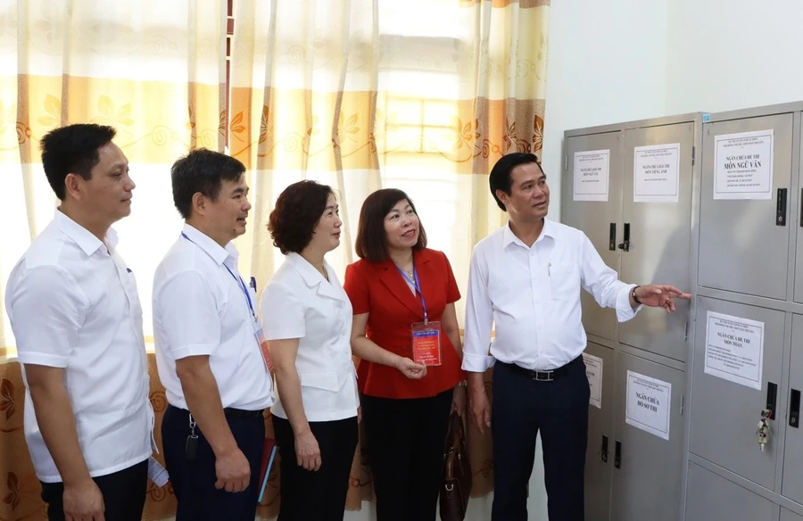 Phó Chủ tịch UBND tỉnh Bắc Ninh cùng đoàn kiểm tra phòng lưu trữ đề thi.