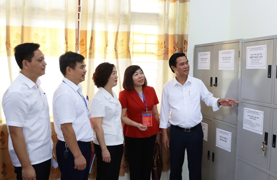 Phó Chủ tịch UBND tỉnh Bắc Ninh cùng đoàn kiểm tra phòng lưu trữ đề thi.