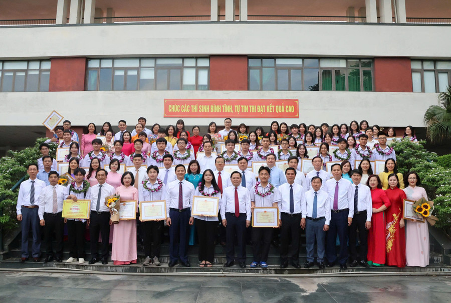 Lãnh đạo tỉnh Bắc Ninh chia vui với ngành GD&ĐT. b-3.jpg