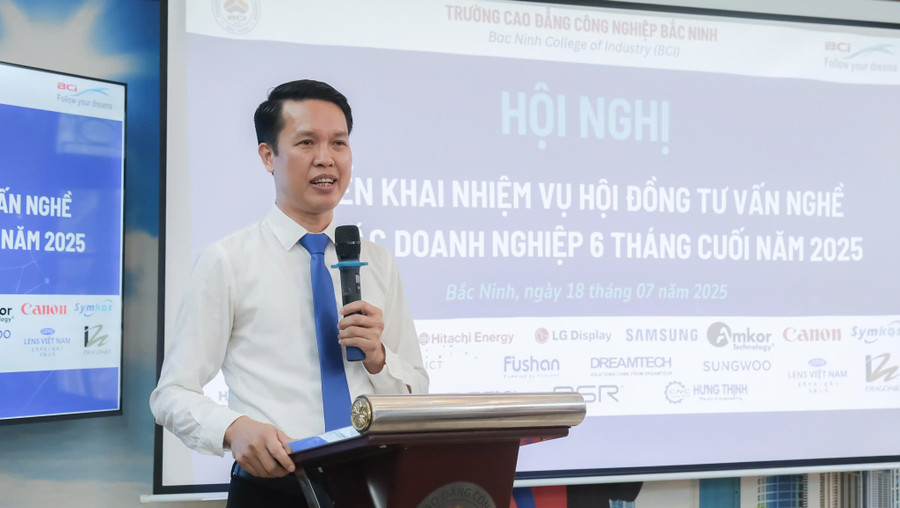 TS Vũ Quang Khuê - Hiệu trưởng Trường cao đẳng Công nghiệp Bắc Ninh phát biểu tại hội nghị. k1.jpg