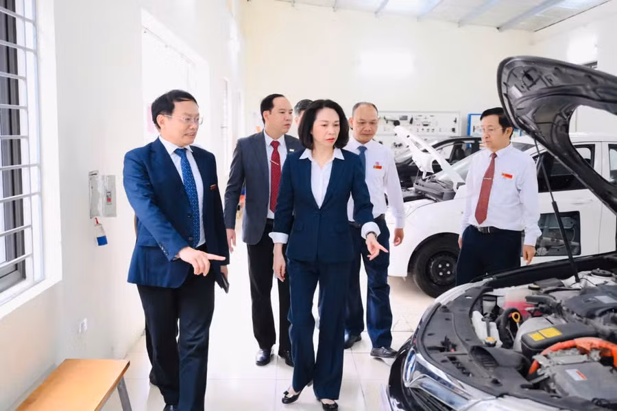 Phó Chủ tịch UBND TP. Hà Nội Vũ Thu Hà và đoàn công tác tham quan cơ sở vật chất của nhà trường.