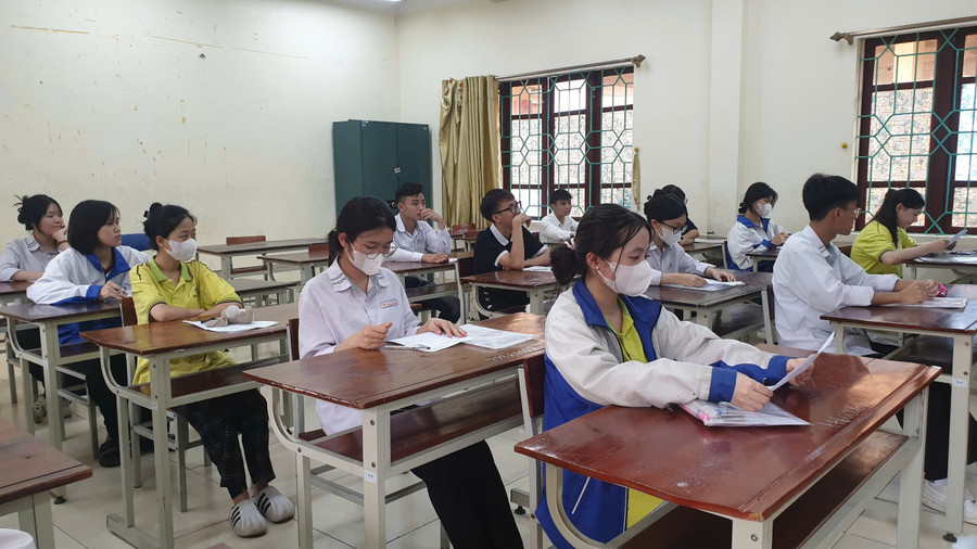 Thí sinh Điểm thi Trường THPT Hàn Thuyên nghe phổ biến quy chế thi. ht-2.jpg