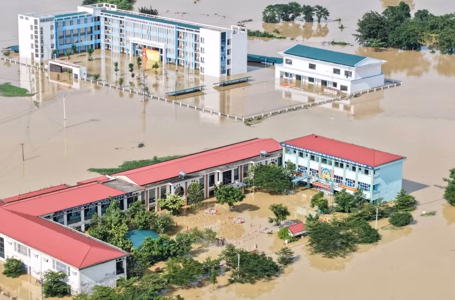 Trường học trên địa bàn phường Vân Hà bị ngập sâu trong nước do bão số 10 trước đó.