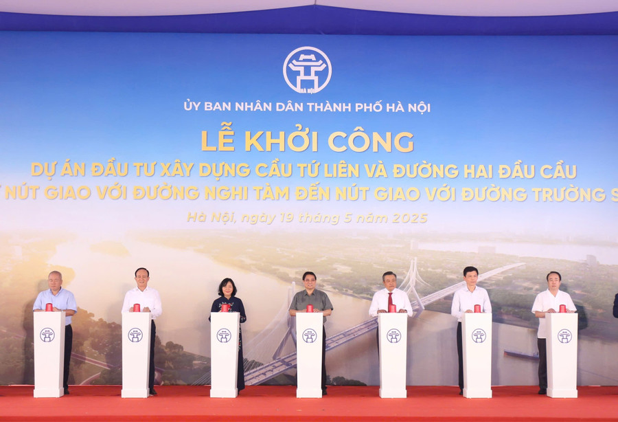 Thủ tướng Phạm Minh Chính và các đại biểu nhấn nút khởi công Dự án đầu tư xây dựng cầu Tứ Liên. 