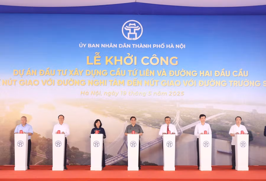 Thủ tướng Phạm Minh Chính và các đại biểu nhấn nút khởi công Dự án đầu tư xây dựng cầu Tứ Liên. 