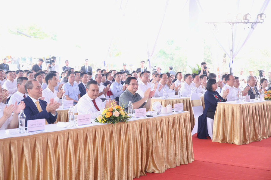 Các đại biểu dự khởi công Dự án đầu tư xây dựng cầu Tứ Liên. z6616390145201-ffd5dfcc4e05c0a8dad3654a414712e1.jpg