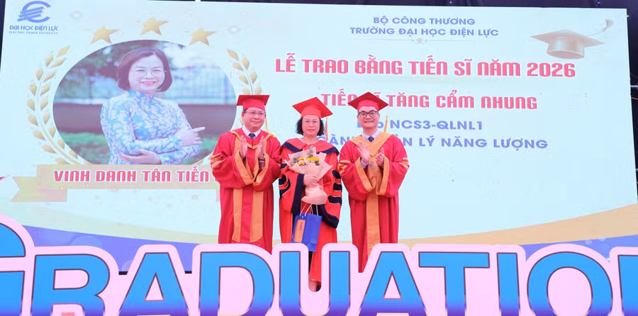 PGS.TS Đinh Văn Châu (ngoài cùng bên trái) trao bằng tốt nghiệp, chúc mừng tân Tiến sĩ.