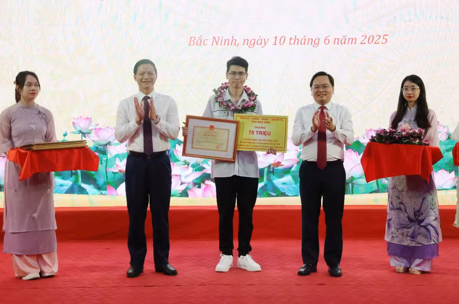 Lãnh đạo tỉnh Bắc Ninh trao khen thưởng cho học sinh.