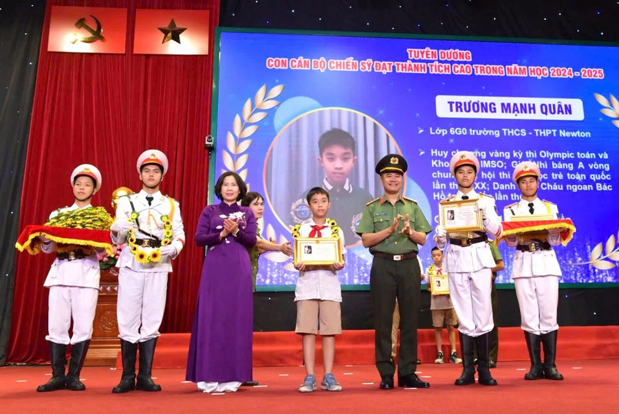 Đại biểu tặng quà cho học sinh đạt thành tích xuất sắc.