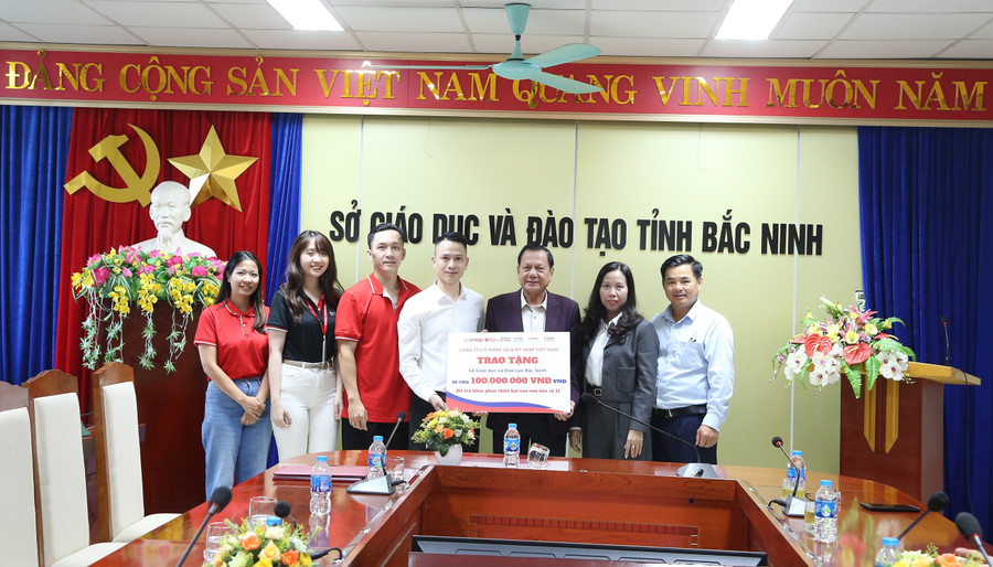 Đại diện lãnh đạo Sở GD&ĐT Bắc Ninh tiếp nhận ủng hộ.