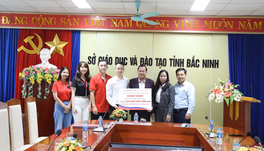 Đại diện lãnh đạo Sở GD&ĐT Bắc Ninh tiếp nhận ủng hộ.